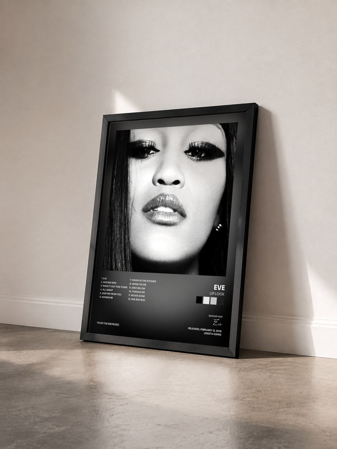 #noir Tableau de l'album Lip Lock de Eve vu de trois quarts, cadre noir