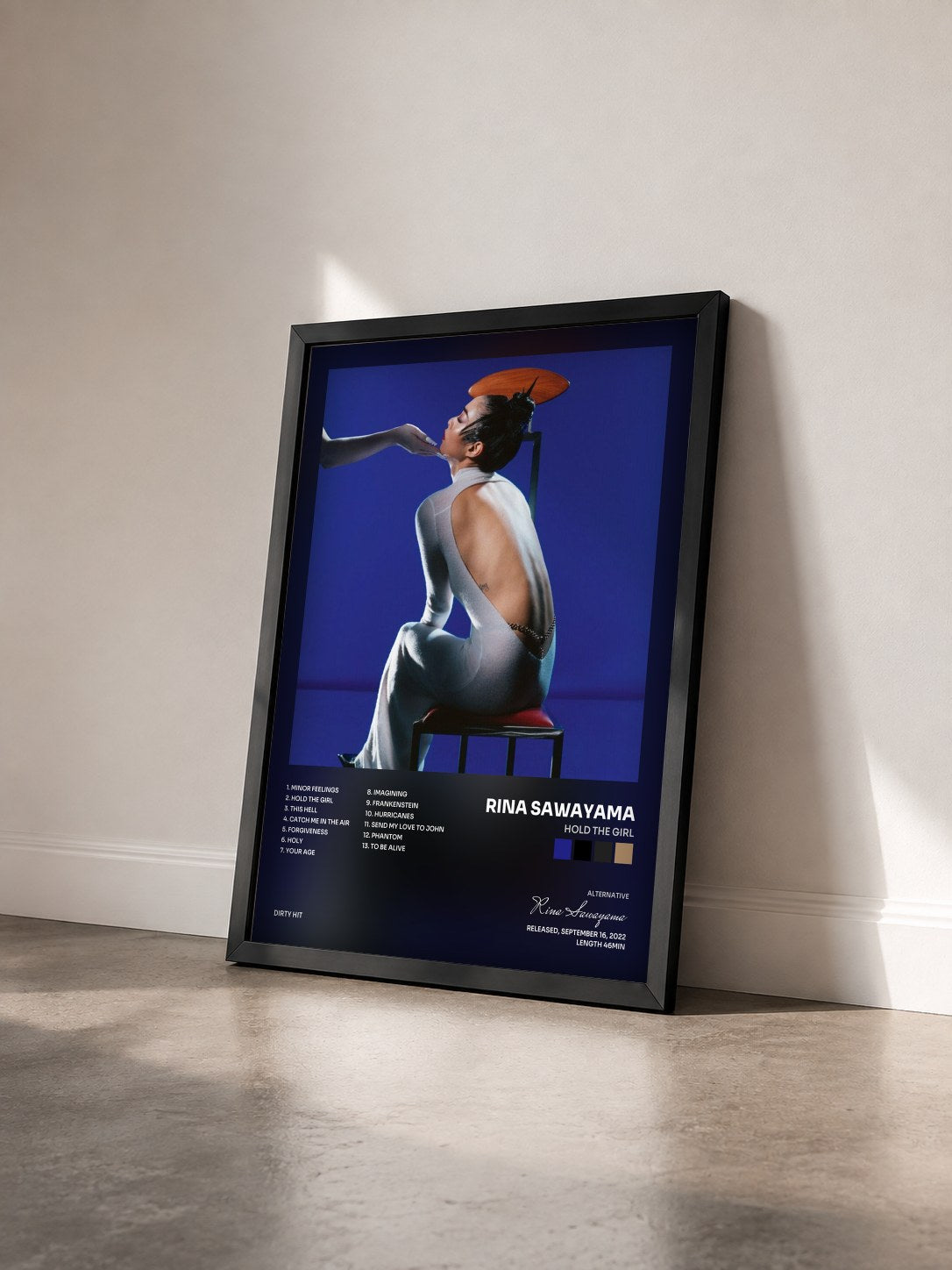 #noir Tableau de l'album Hold The Girl de Rina Sawayama vu de trois quarts, cadre noir
