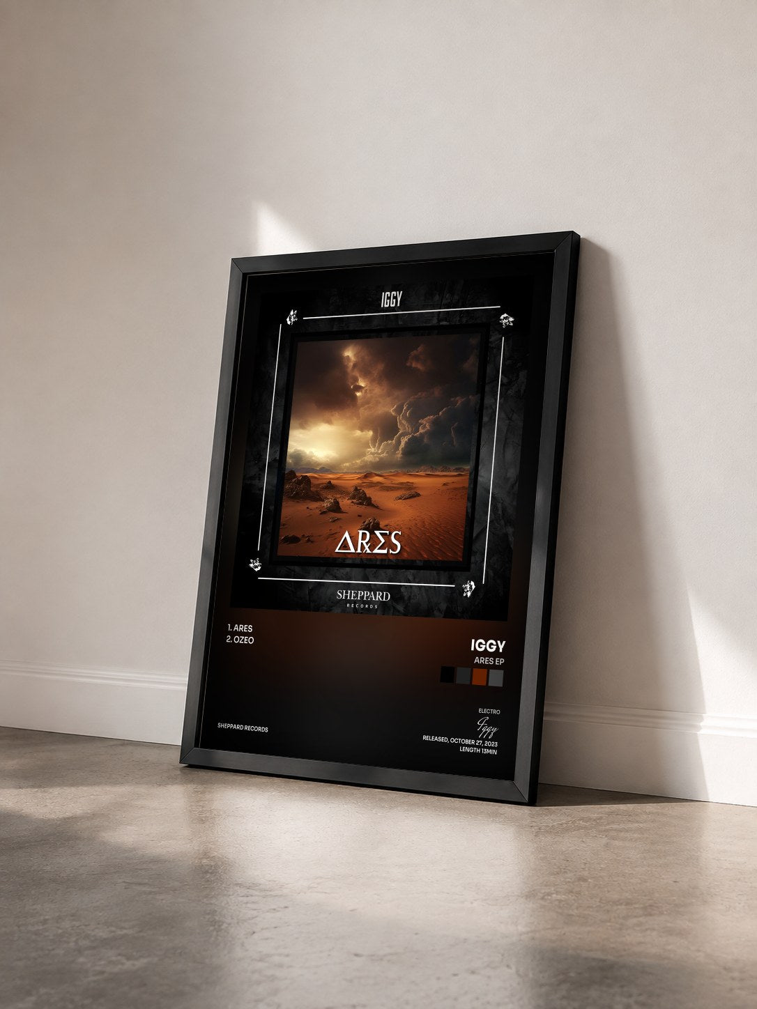 #noir Tableau de l'album Ares EP de Iggy vu de trois quarts, cadre noir