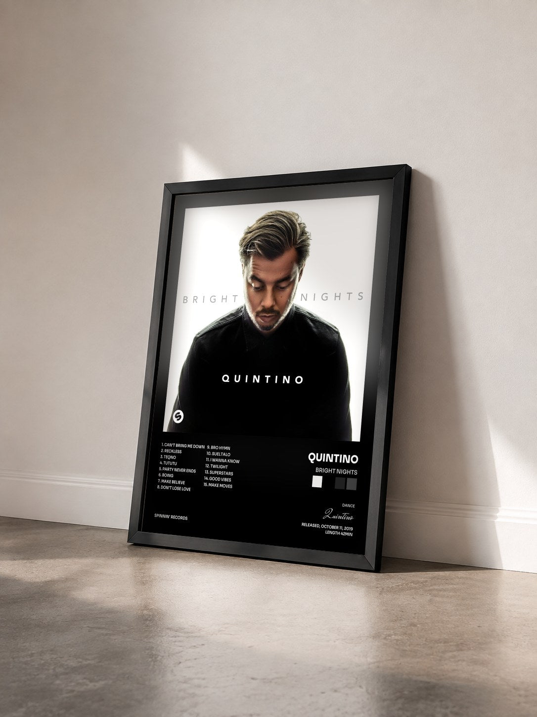 #noir Tableau de l'album Bright Nights de Quintino vu de trois quarts, cadre noir