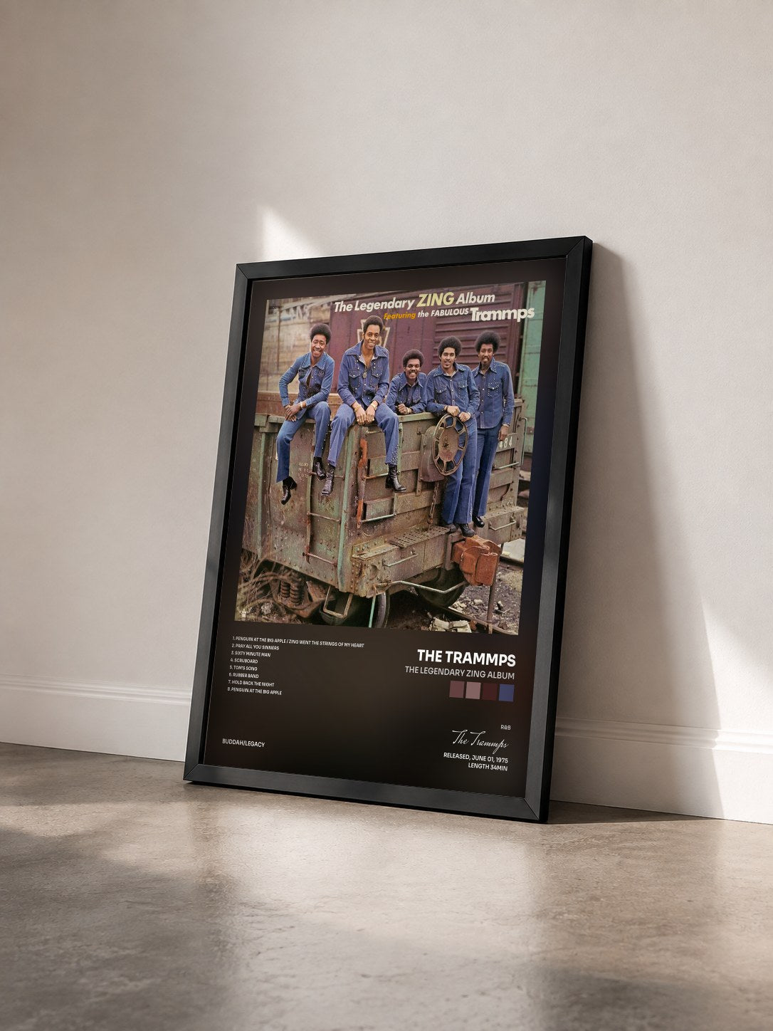 #noir Tableau de l'album The Legendary Zing Album de The Trammps vu de trois quarts, cadre noir