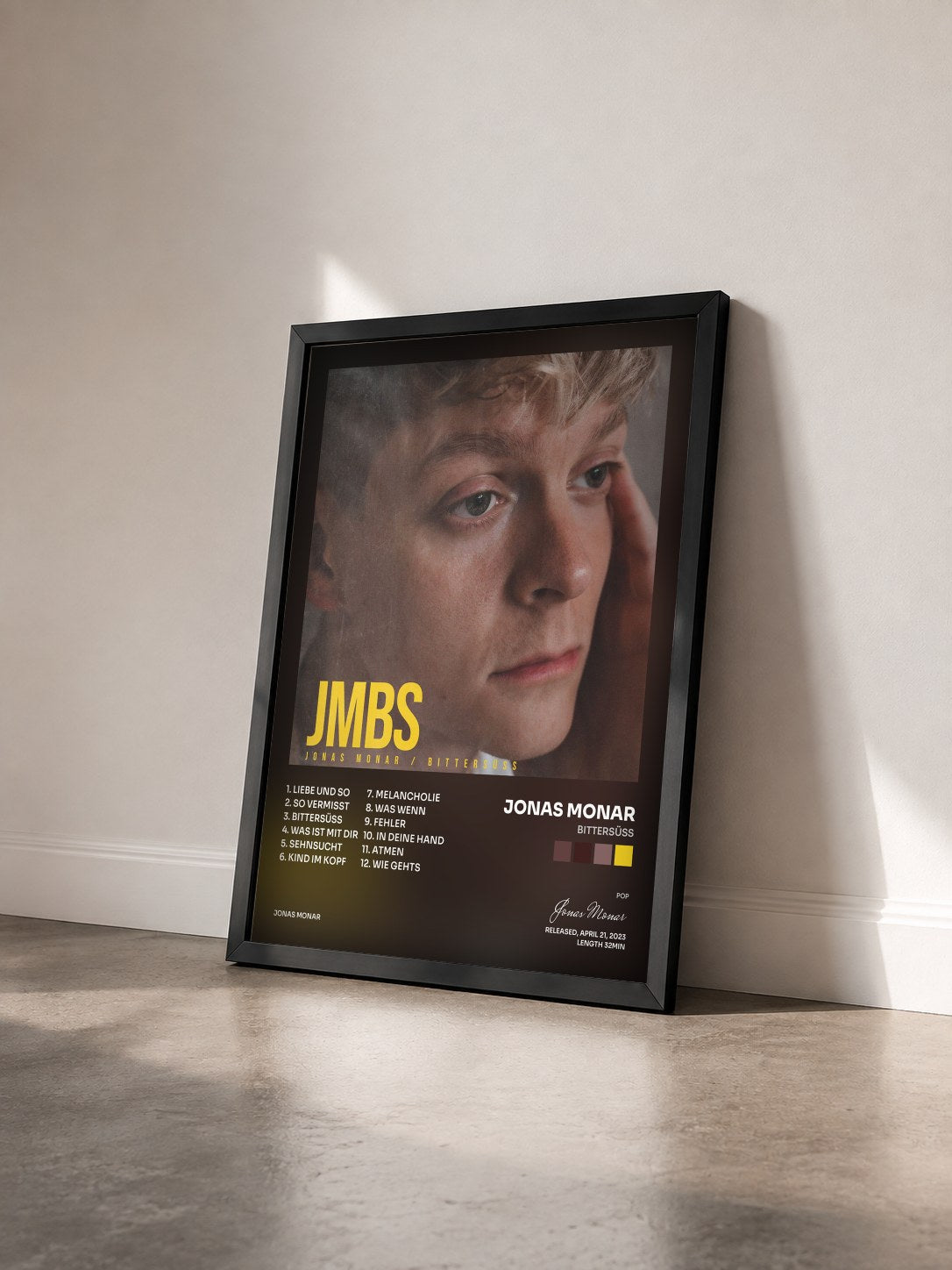 #noir Tableau de l'album Bittersüss de Jonas Monar vu de trois quarts, cadre noir