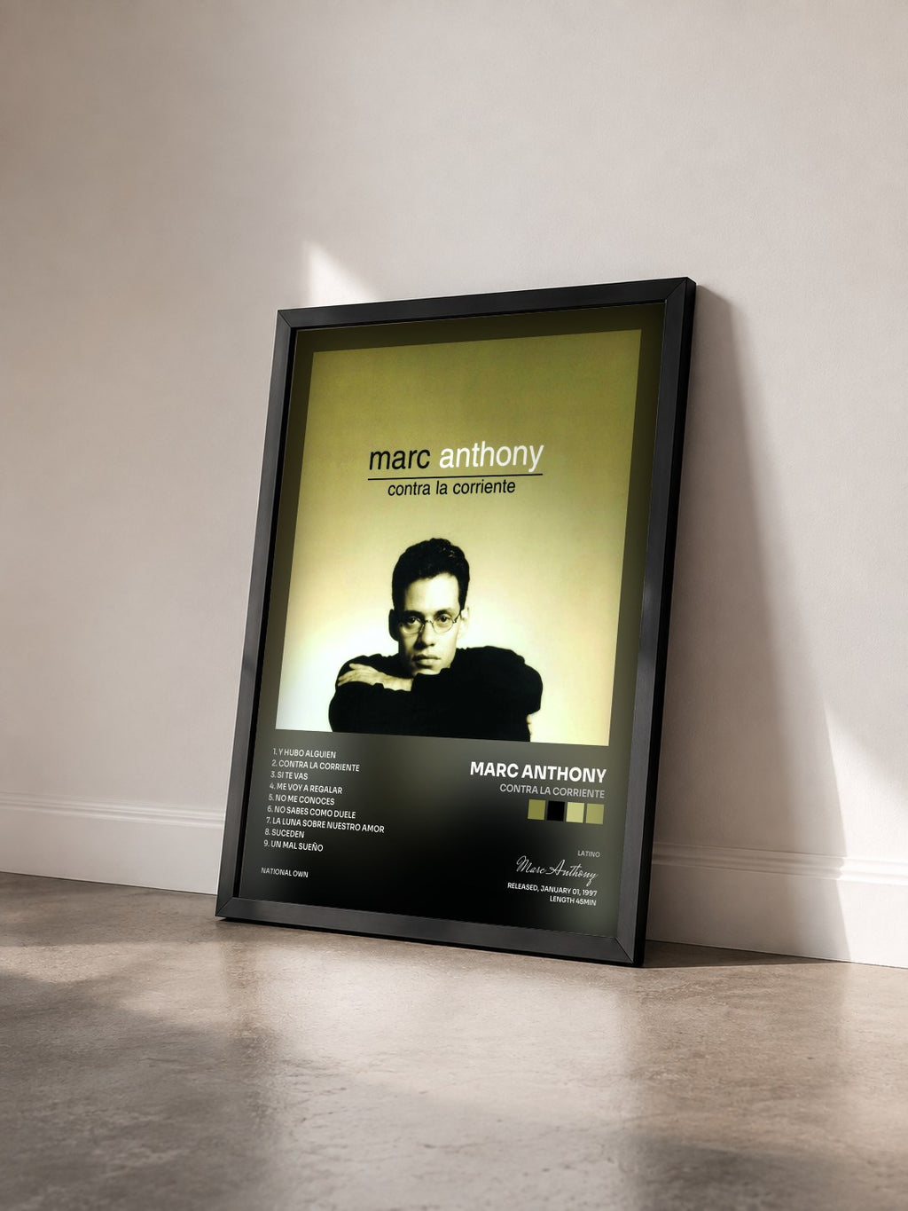 #noir Tableau de l'album Contra La Corriente de Marc Anthony vu de trois quarts, cadre noir