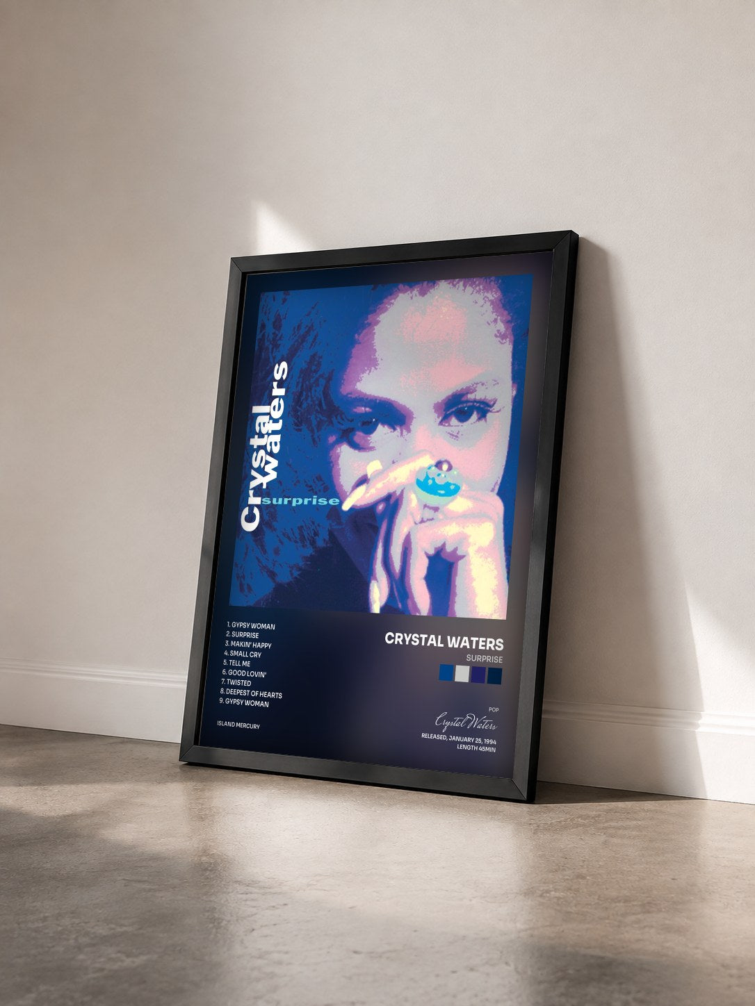 #noir Tableau de l'album Surprise de Crystal Waters vu de trois quarts, cadre noir