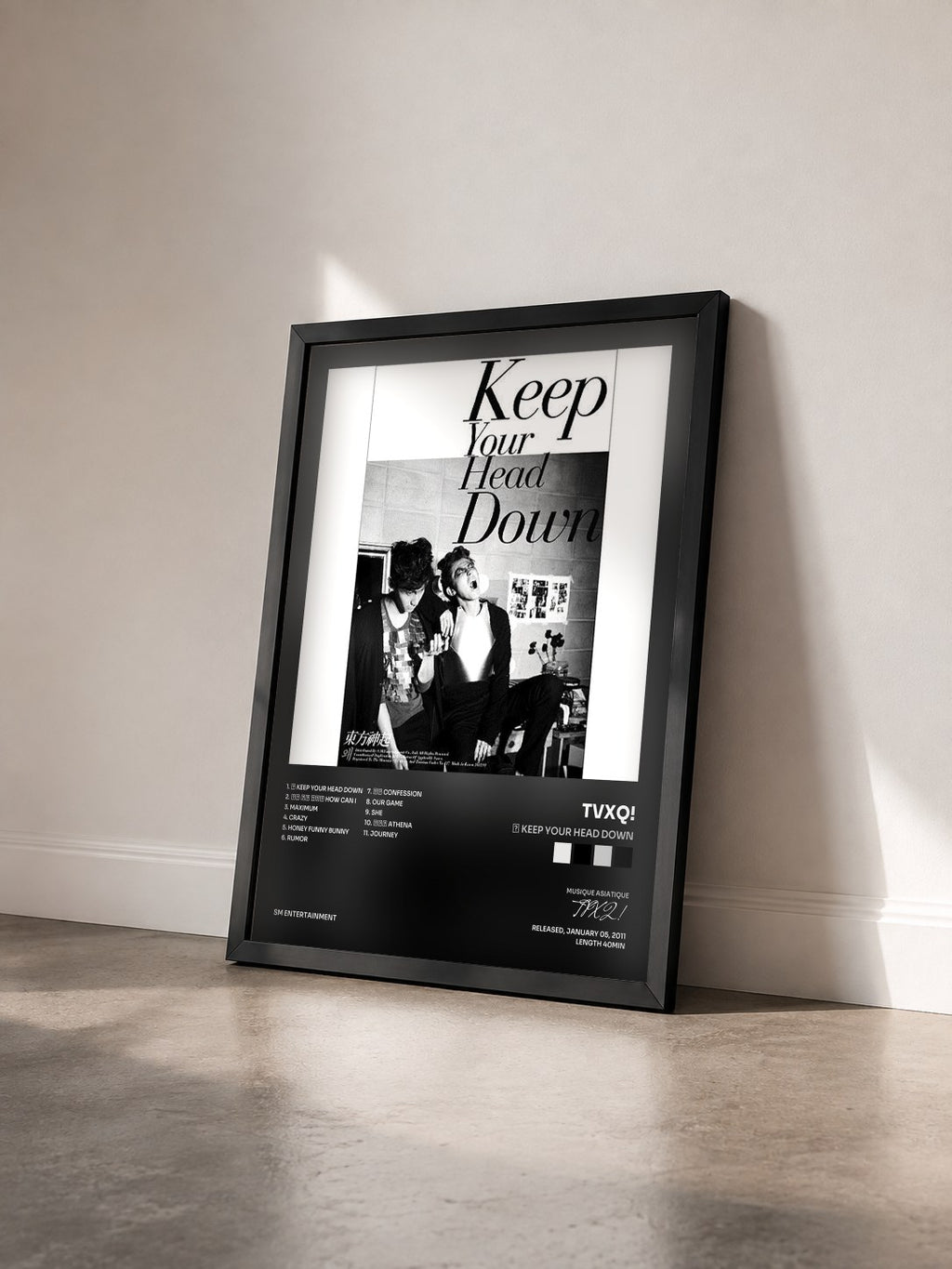 #noir Tableau de l'album 왜 Keep Your Head Down de TVXQ! vu de trois quarts, cadre noir