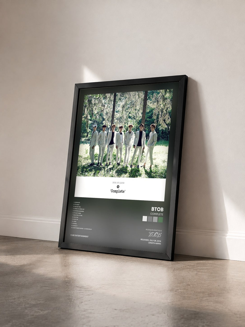 #noir Tableau de l'album Complete de BTOB vu de trois quarts, cadre noir