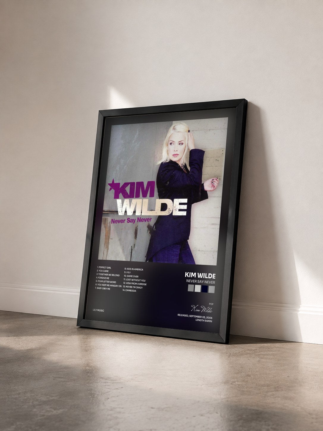 #noir Tableau de l'album Never Say Never de Kim Wilde vu de trois quarts, cadre noir