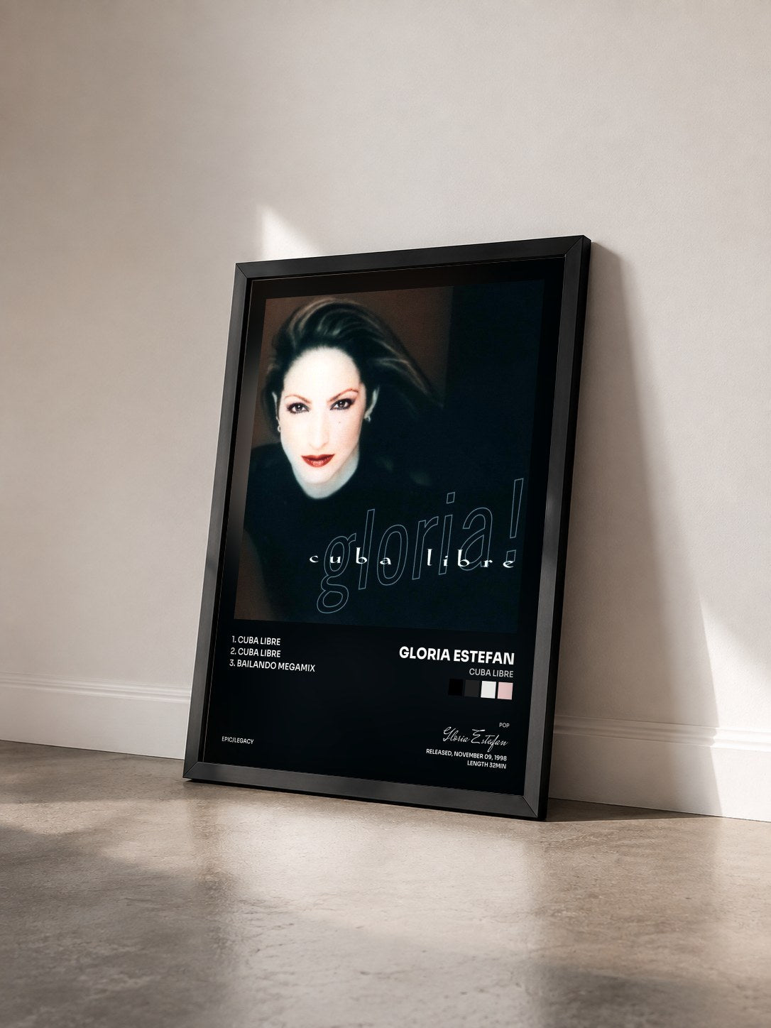 #noir Tableau de l'album Cuba Libre de Gloria Estefan vu de trois quarts, cadre noir