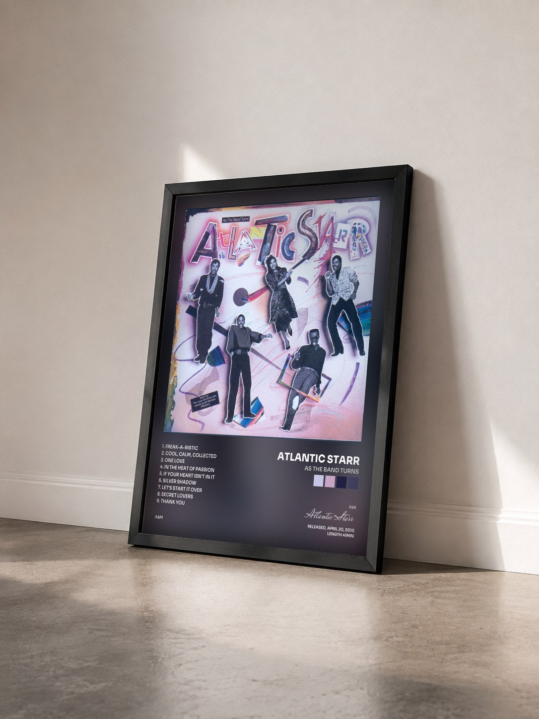#noir Tableau de l'album As The Band Turns de Atlantic Starr vu de trois quarts, cadre noir