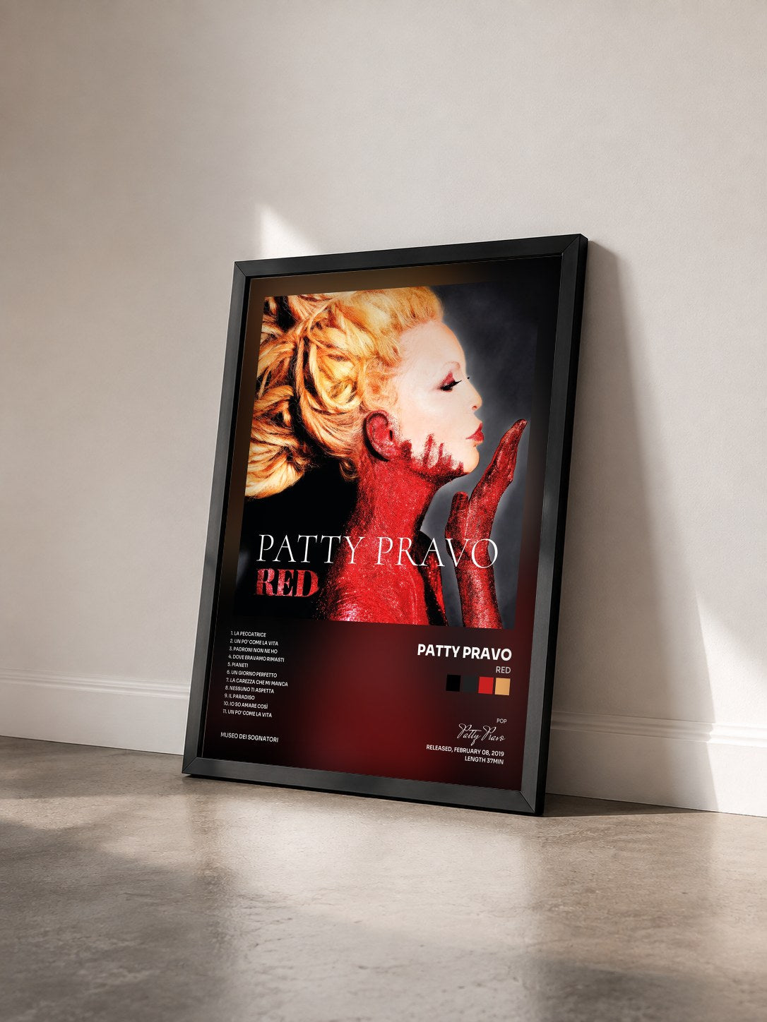 #noir Tableau de l'album Red de Patty Pravo vu de trois quarts, cadre noir