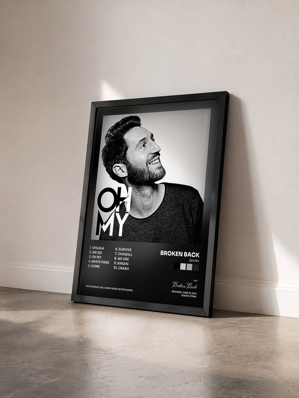 #noir Tableau de l'album Oh My de Broken Back vu de trois quarts, cadre noir