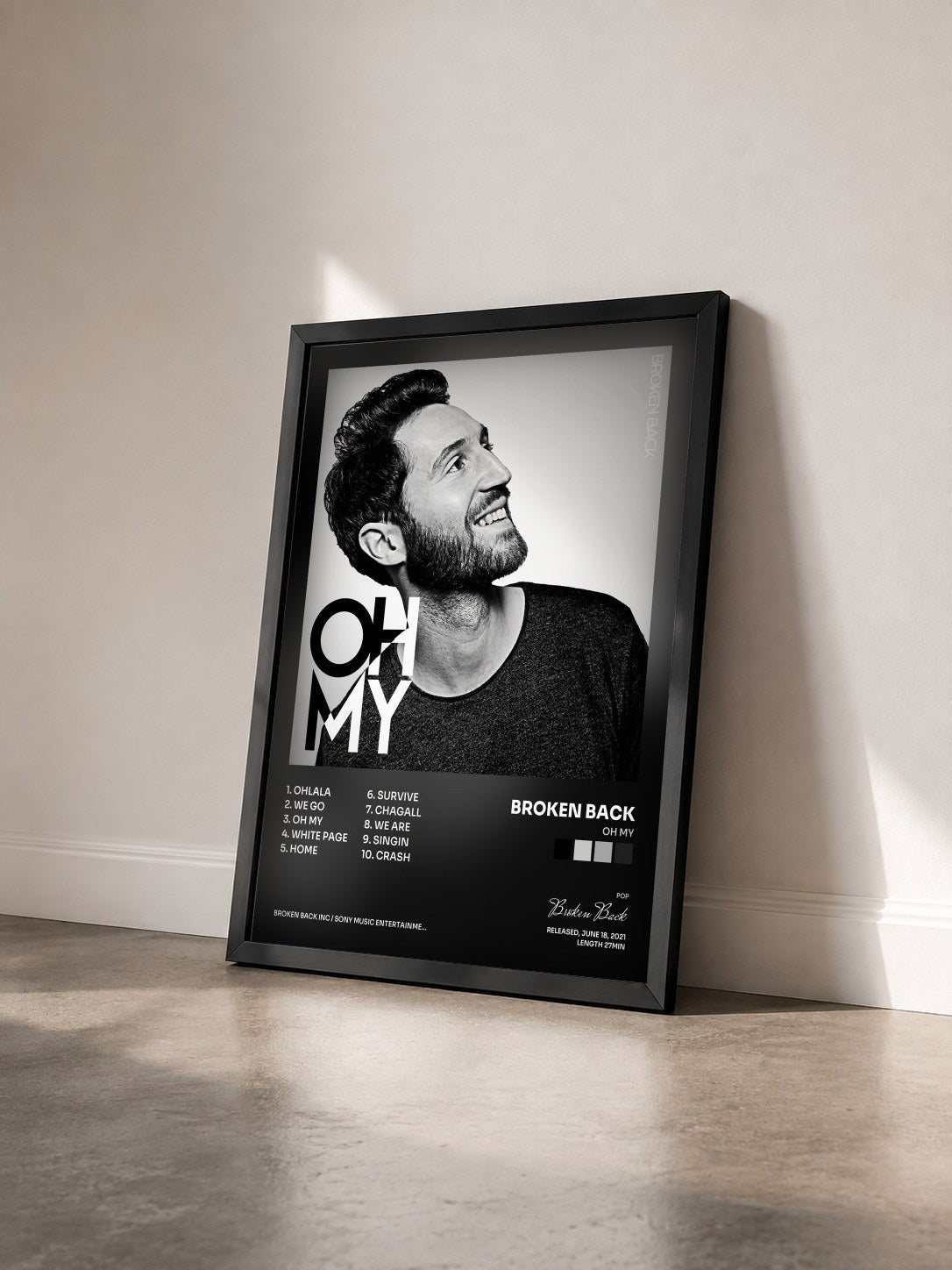 #noir Tableau de l'album Oh My de Broken Back vu de trois quarts, cadre noir