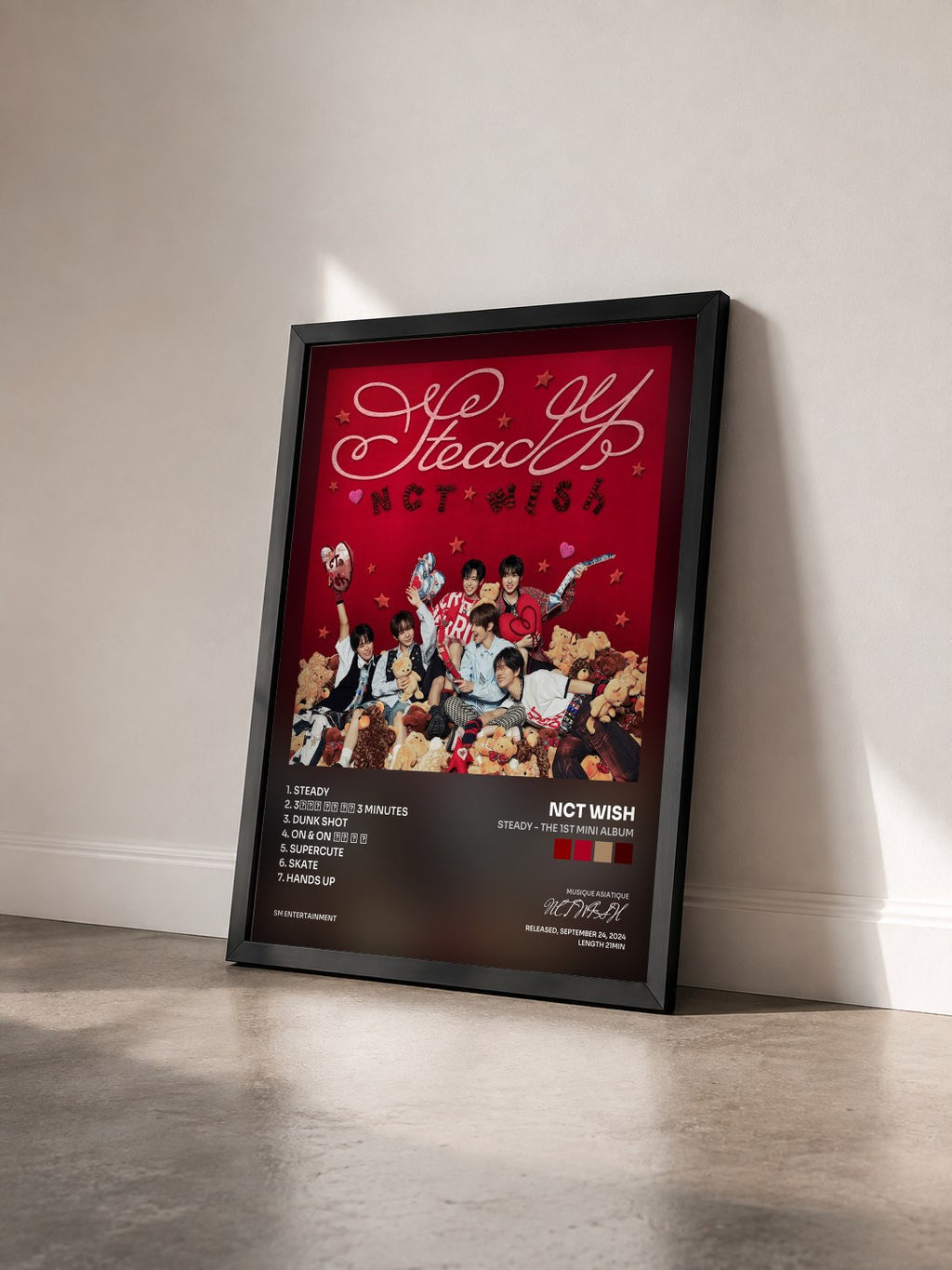 #noir Tableau de l'album Steady - The 1st Mini Album de NCT WISH vu de trois quarts, cadre noir