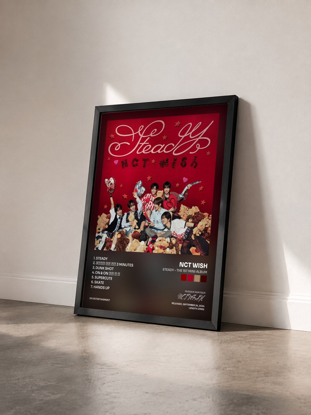 #noir Tableau de l'album Steady - The 1st Mini Album de NCT WISH vu de trois quarts, cadre noir
