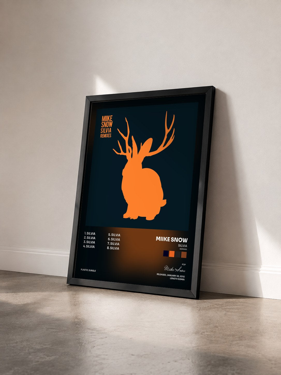 #noir Tableau de l'album Silvia (Remixes) de Miike Snow vu de trois quarts, cadre noir