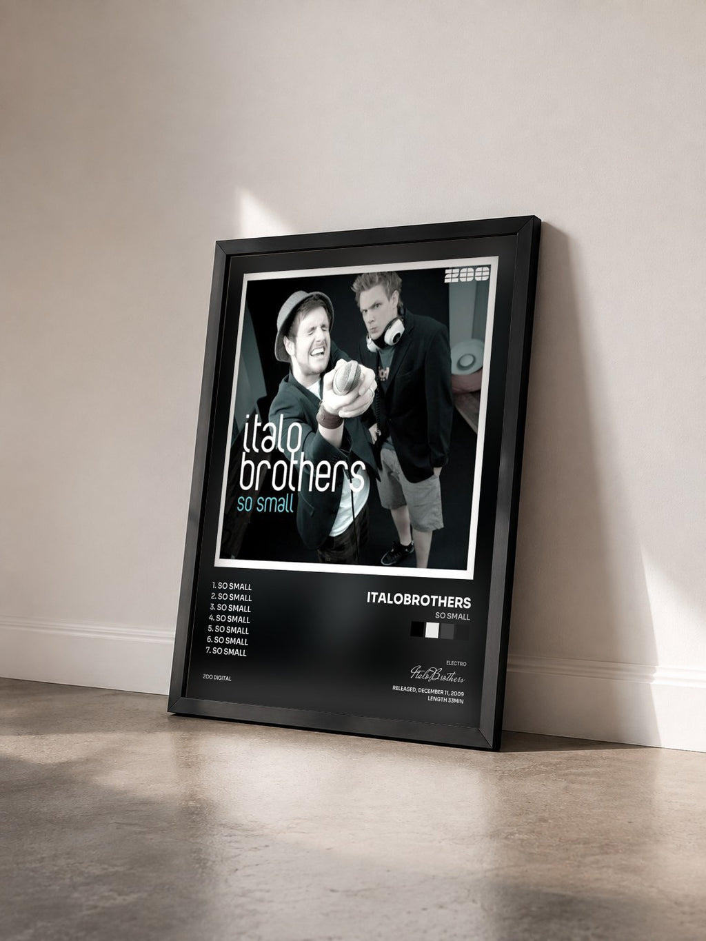 #noir Tableau de l'album So Small de ItaloBrothers vu de trois quarts, cadre noir