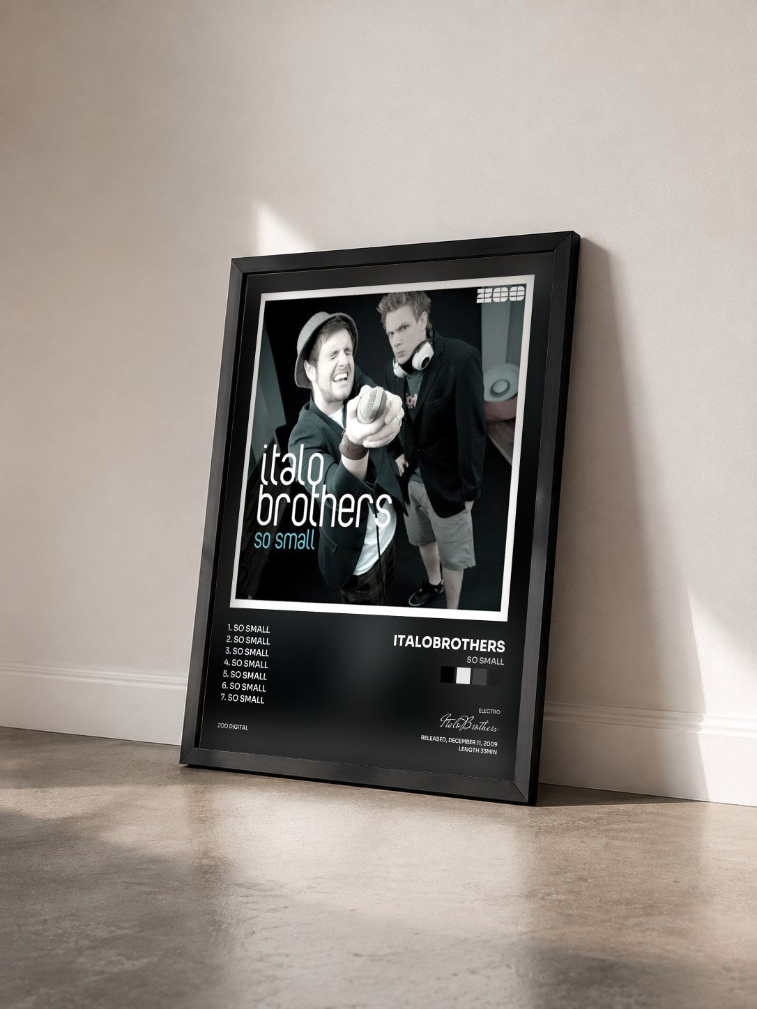 #noir Tableau de l'album So Small de ItaloBrothers vu de trois quarts, cadre noir