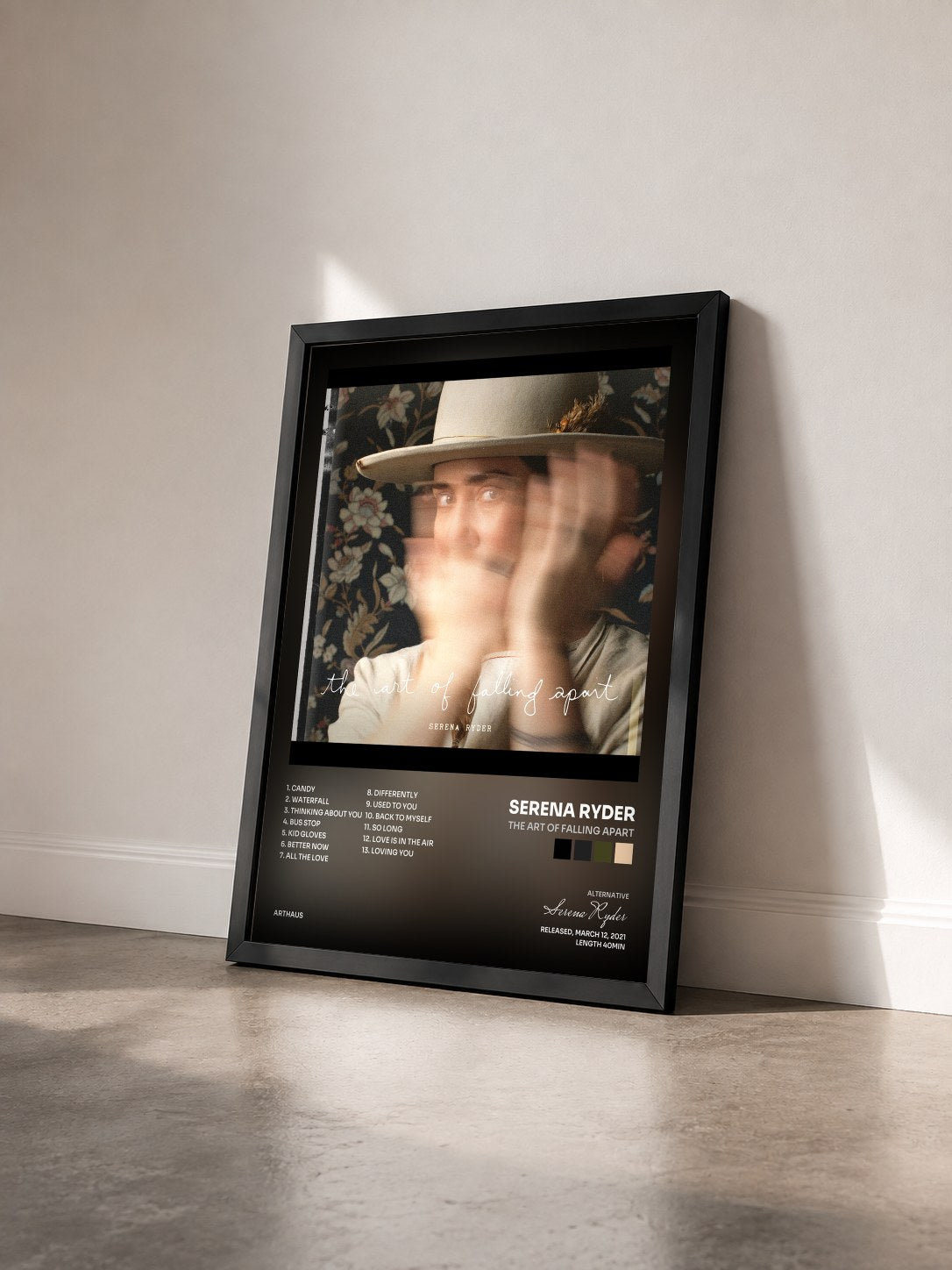 #noir Tableau de l'album The Art of Falling Apart de Serena Ryder vu de trois quarts, cadre noir