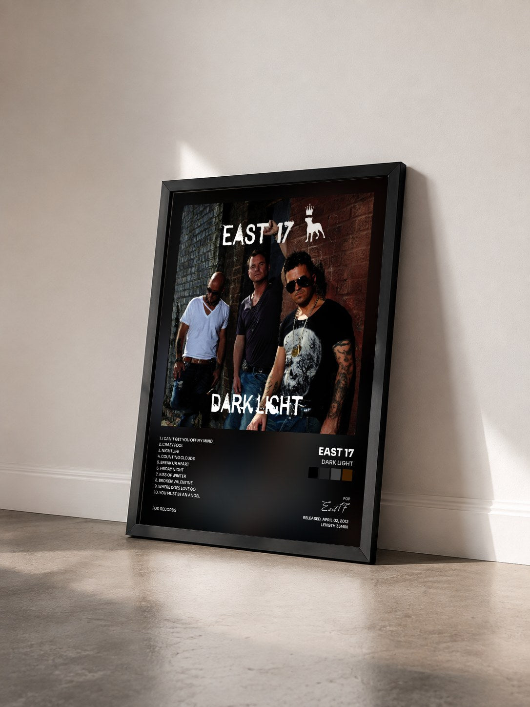 #noir Tableau de l'album Dark Light de East 17 vu de trois quarts, cadre noir