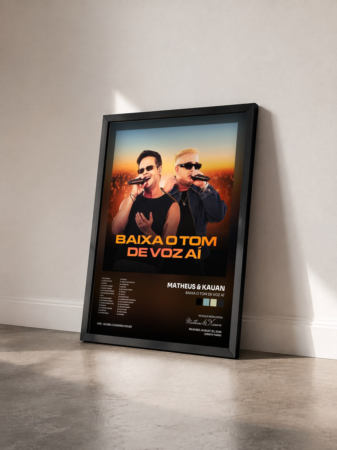 #noir Tableau de l'album Baixa o tom de voz aí de Matheus & Kauan vu de trois quarts, cadre noir