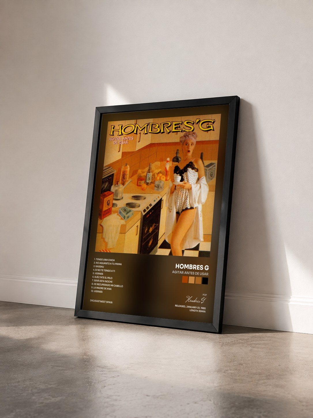 #noir Tableau de l'album Agitar Antes De Usar de Hombres G vu de trois quarts, cadre noir