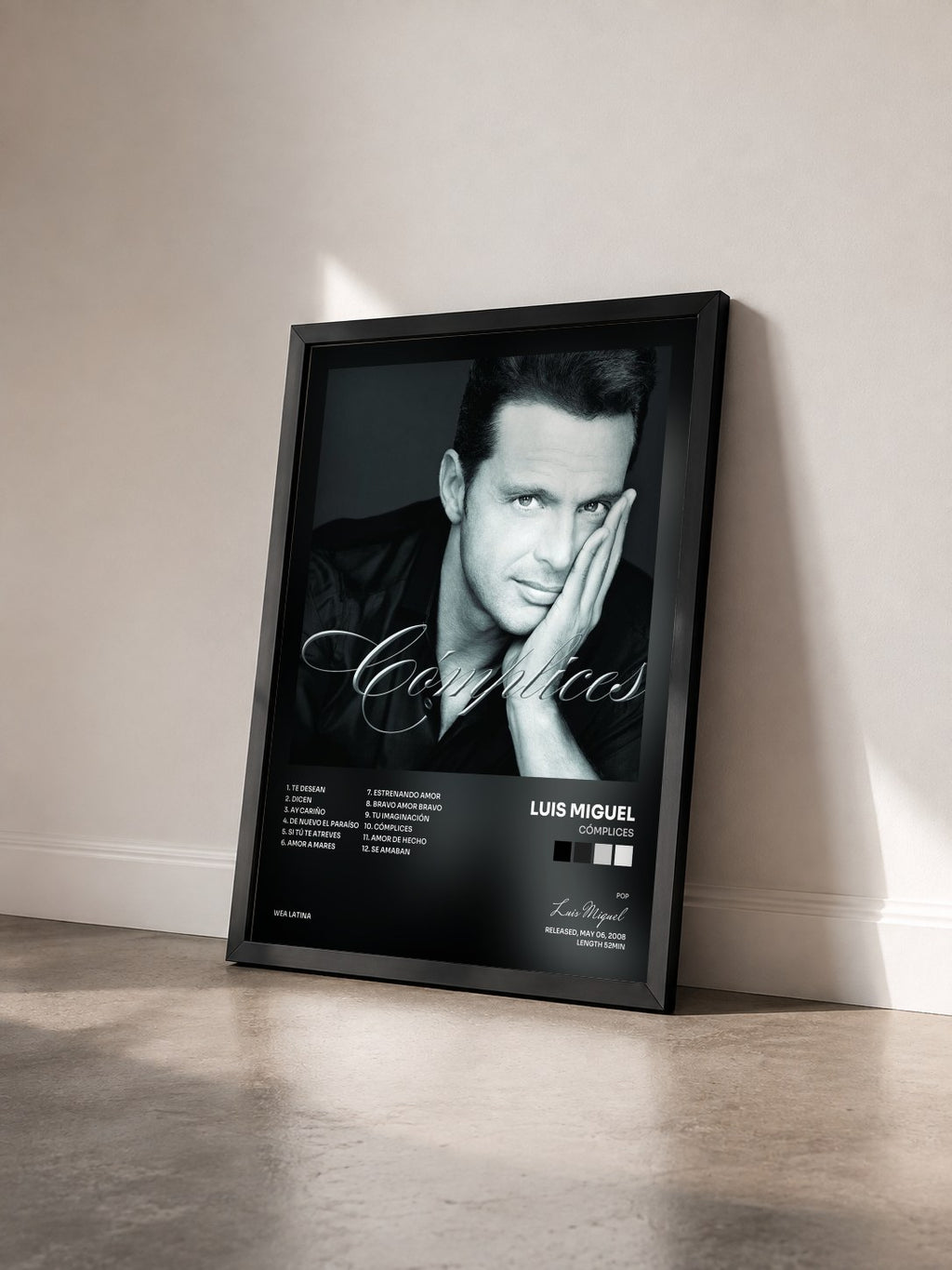 #noir Tableau de l'album Cómplices de Luis Miguel vu de trois quarts, cadre noir