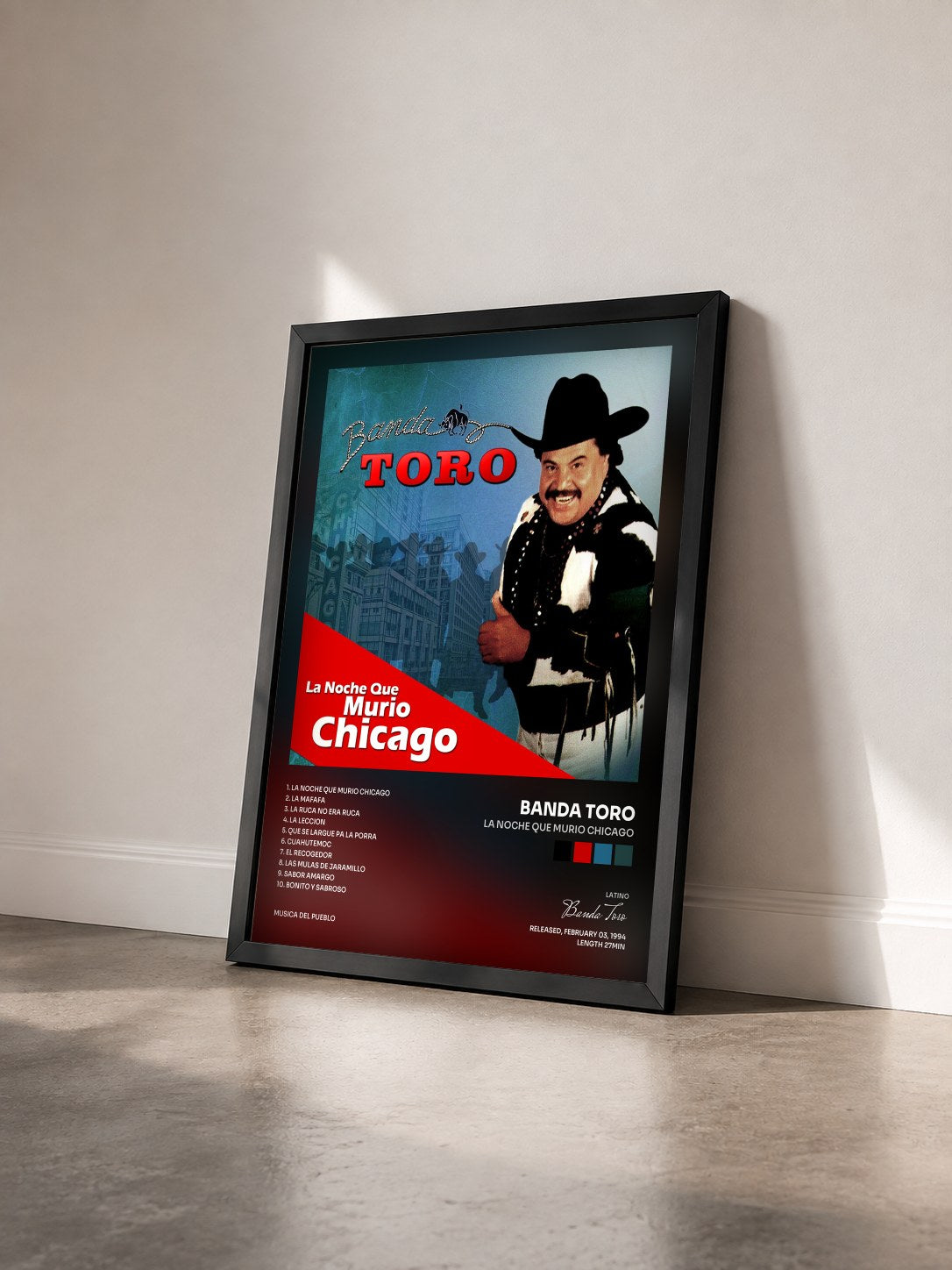 #noir Tableau de l'album La Noche Que Murio Chicago de Banda Toro vu de trois quarts, cadre noir