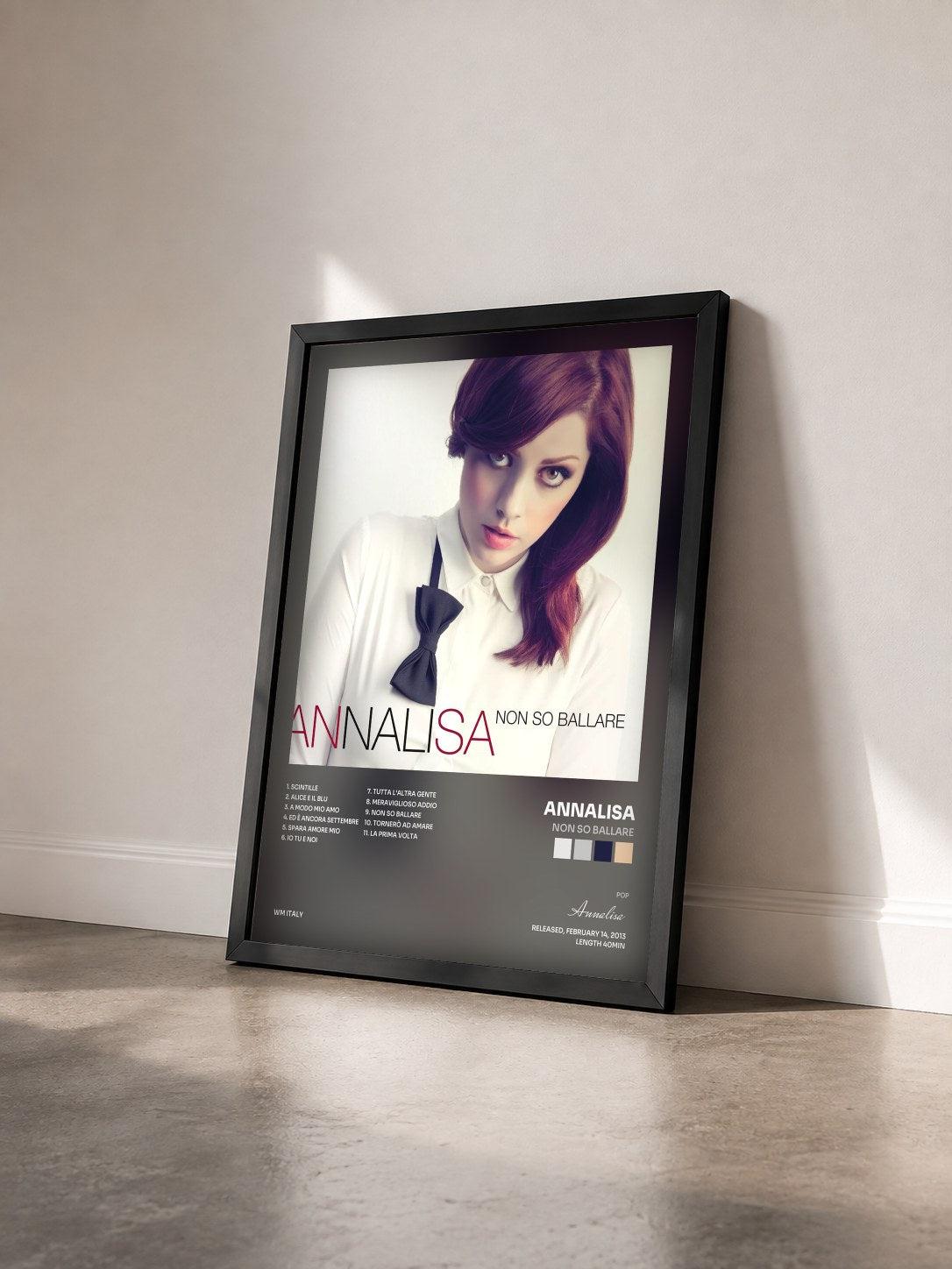 #noir Tableau de l'album Non so ballare de Annalisa vu de trois quarts, cadre noir