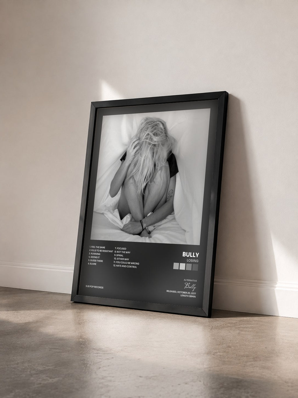 #noir Tableau de l'album Losing de Bully vu de trois quarts, cadre noir