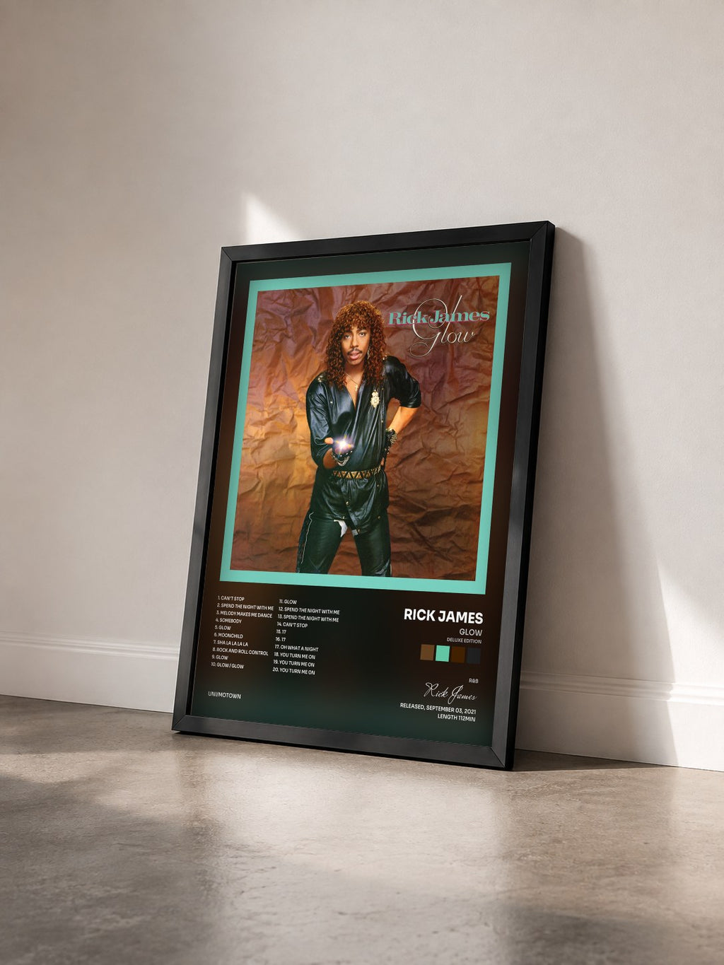 #noir Tableau de l'album Glow (Deluxe Edition) de Rick James vu de trois quarts, cadre noir