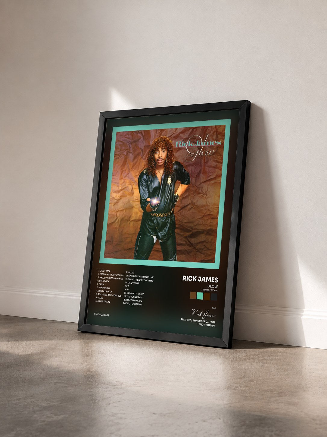#noir Tableau de l'album Glow (Deluxe Edition) de Rick James vu de trois quarts, cadre noir
