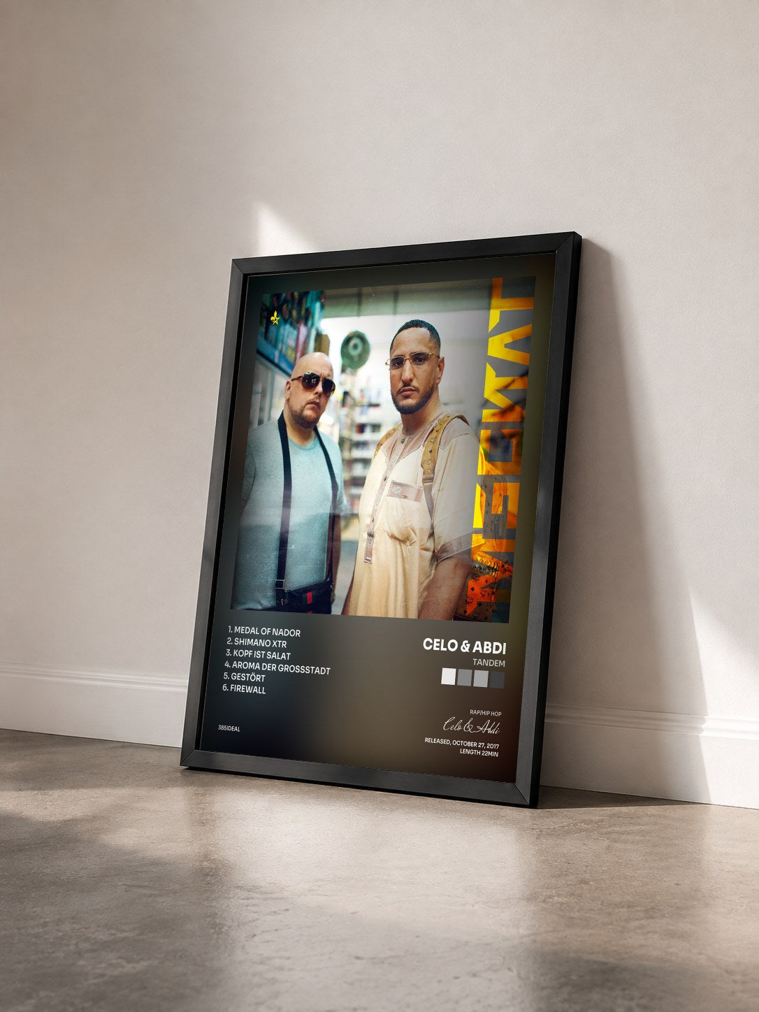 #noir Tableau de l'album Tandem de Celo & Abdi vu de trois quarts, cadre noir
