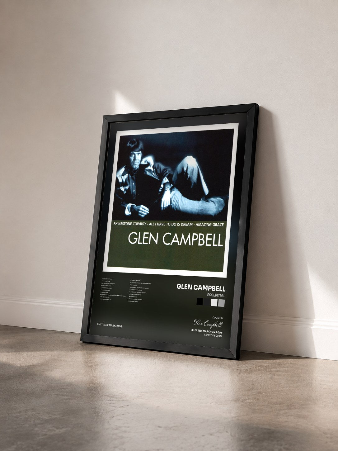 #noir Tableau de l'album Essential de Glen Campbell vu de trois quarts, cadre noir