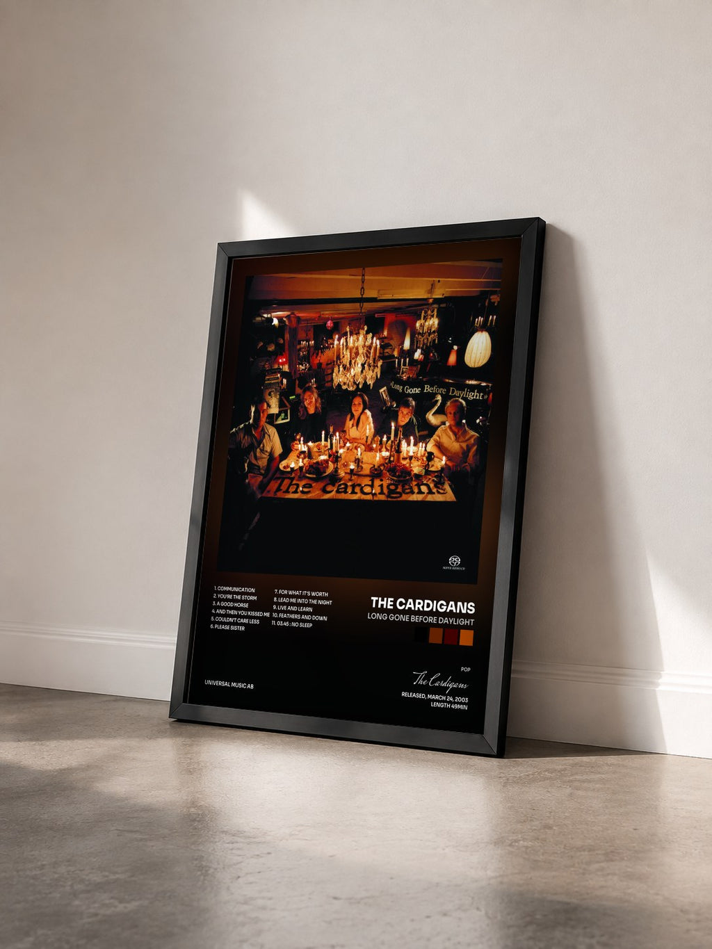#noir Tableau de l'album Long Gone Before Daylight de The Cardigans vu de trois quarts, cadre noir