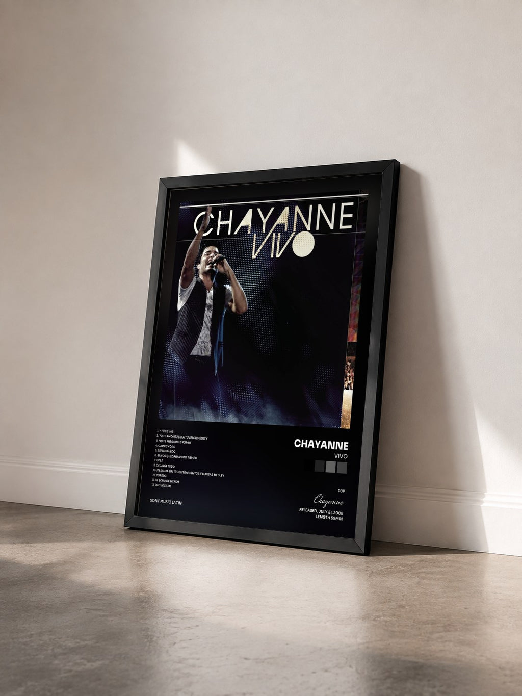 #noir Tableau de l'album Vivo de Chayanne vu de trois quarts, cadre noir