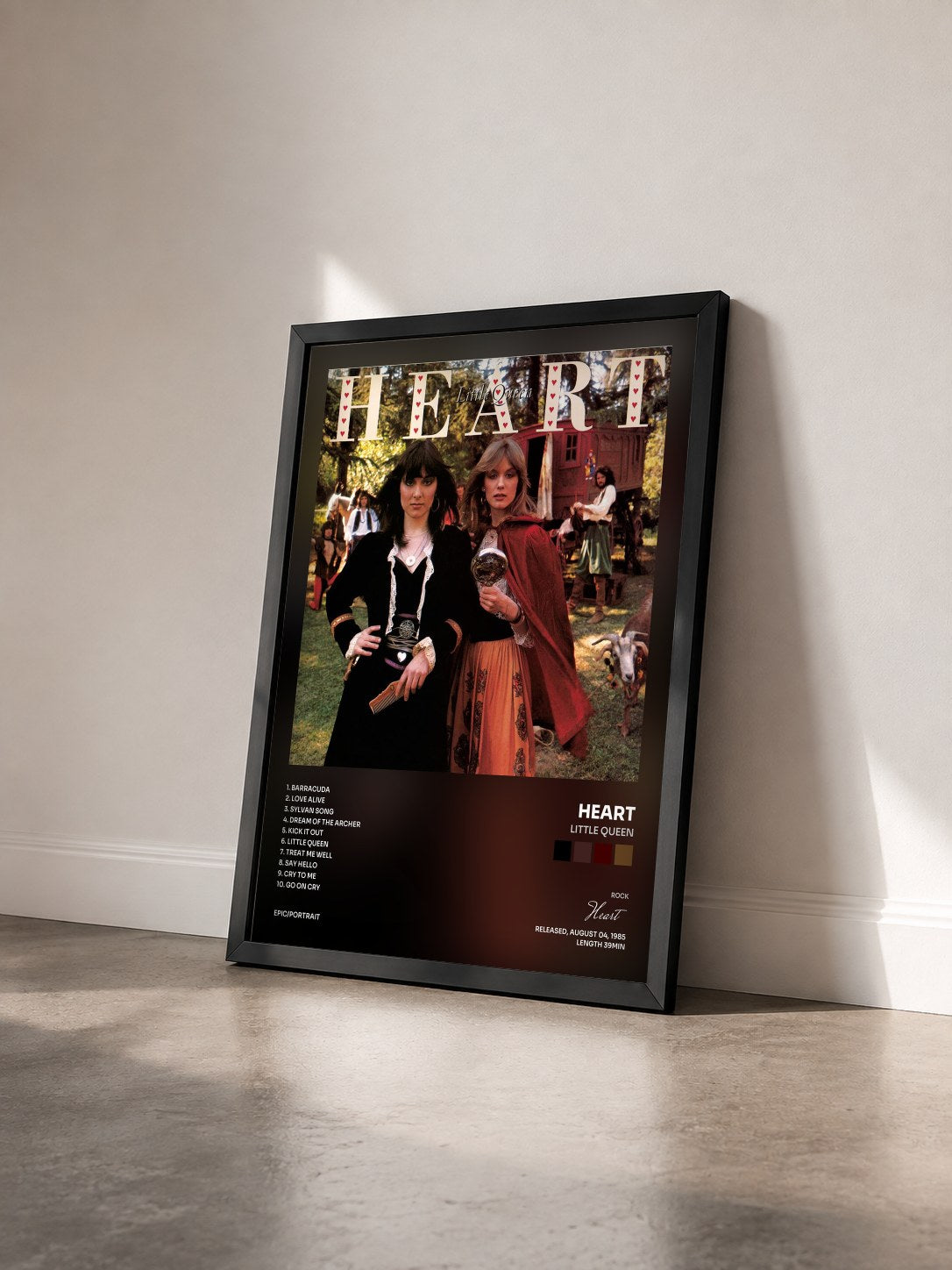 #noir Tableau de l'album Little Queen de Heart vu de trois quarts, cadre noir