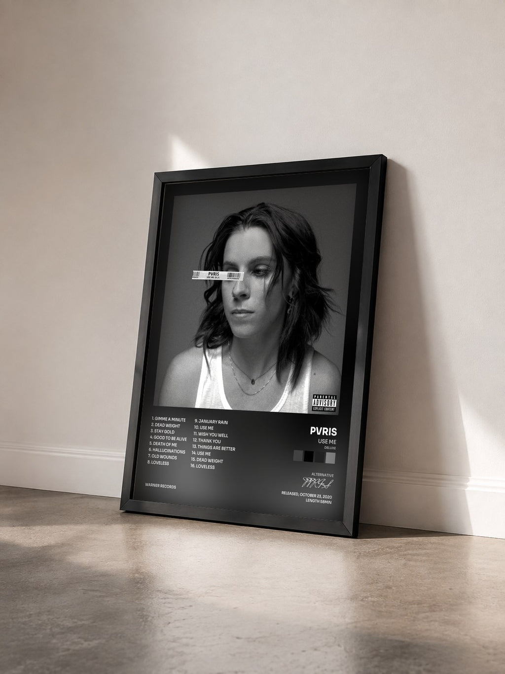 #noir Tableau de l'album Use Me (Deluxe) de PVRIS vu de trois quarts, cadre noir