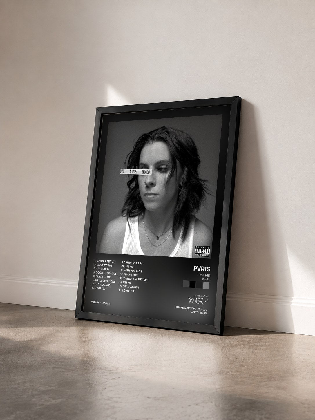 #noir Tableau de l'album Use Me (Deluxe) de PVRIS vu de trois quarts, cadre noir