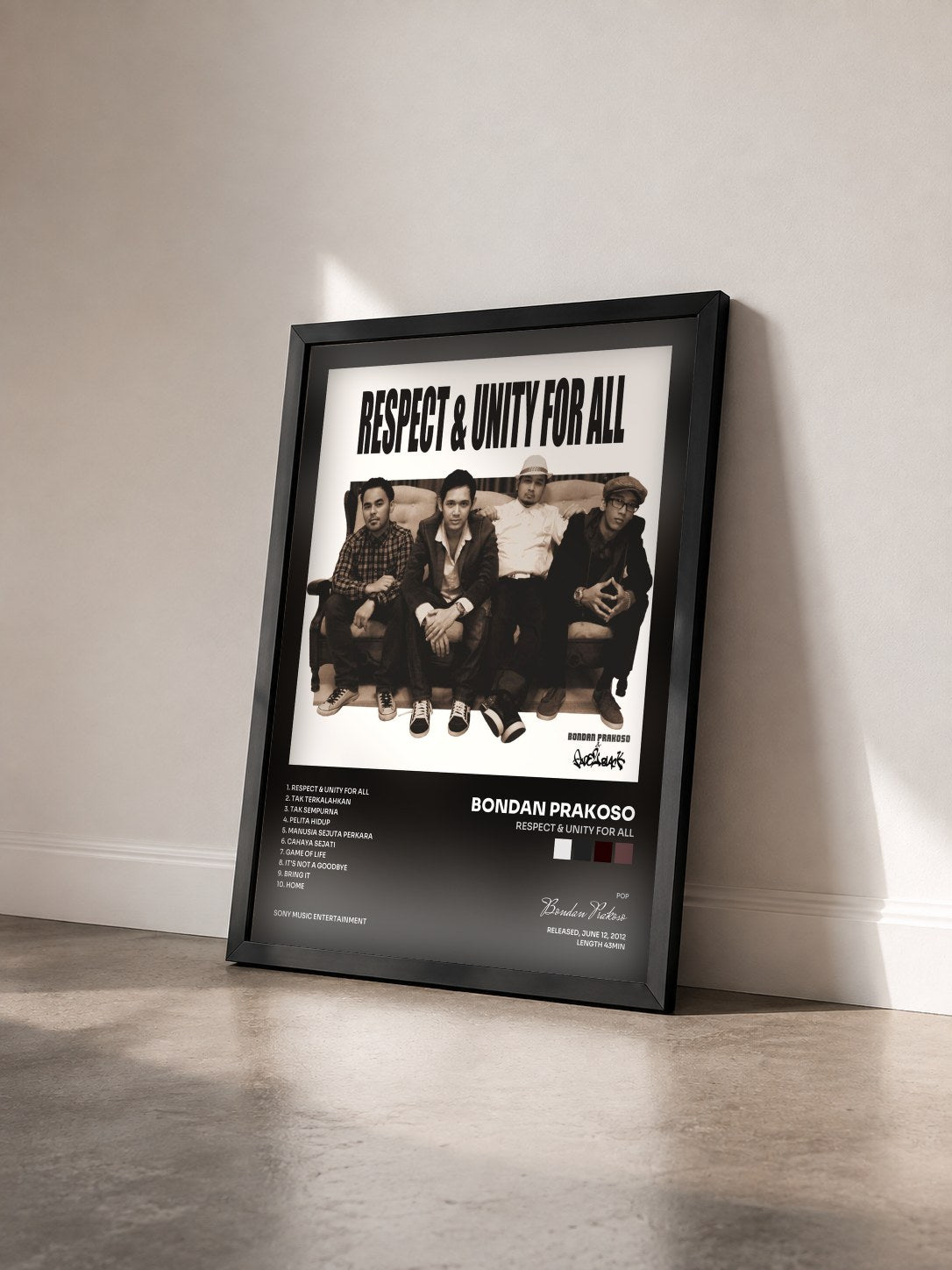 #noir Tableau de l'album Respect & Unity For All de Bondan Prakoso vu de trois quarts, cadre noir