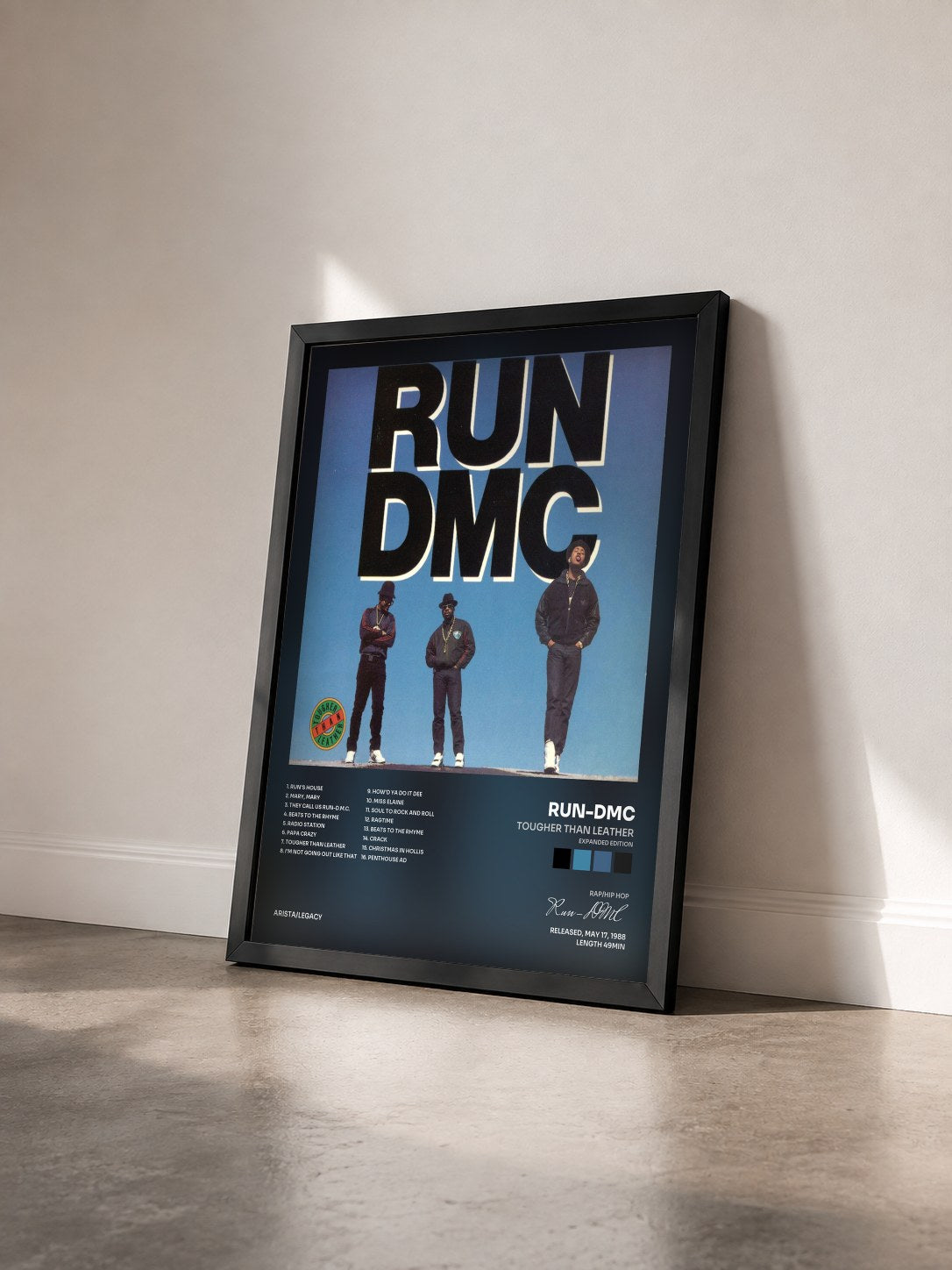 #noir Tableau de l'album Tougher Than Leather (Expanded Edition) de Run-DMC vu de trois quarts, cadre noir