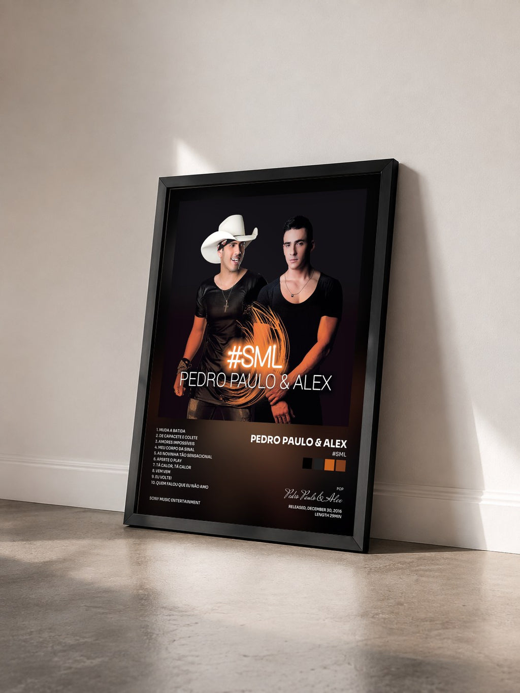 #noir Tableau de l'album #SML de Pedro Paulo & Alex vu de trois quarts, cadre noir