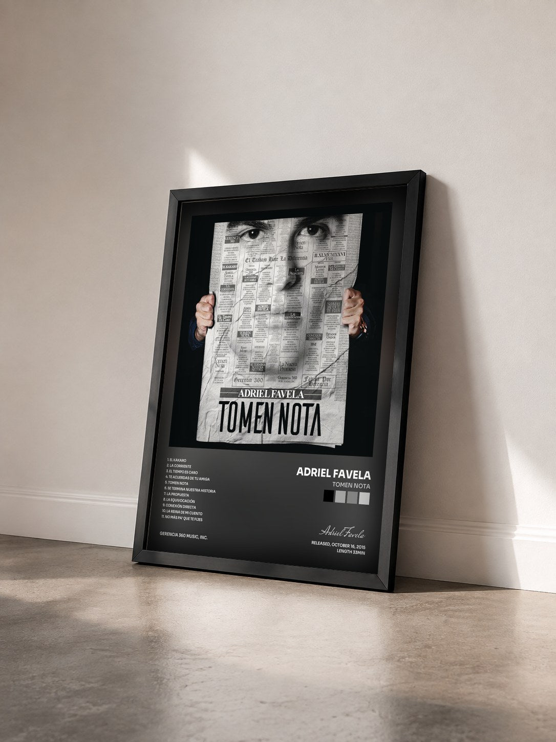 #noir Tableau de l'album Tomen Nota de Adriel Favela vu de trois quarts, cadre noir