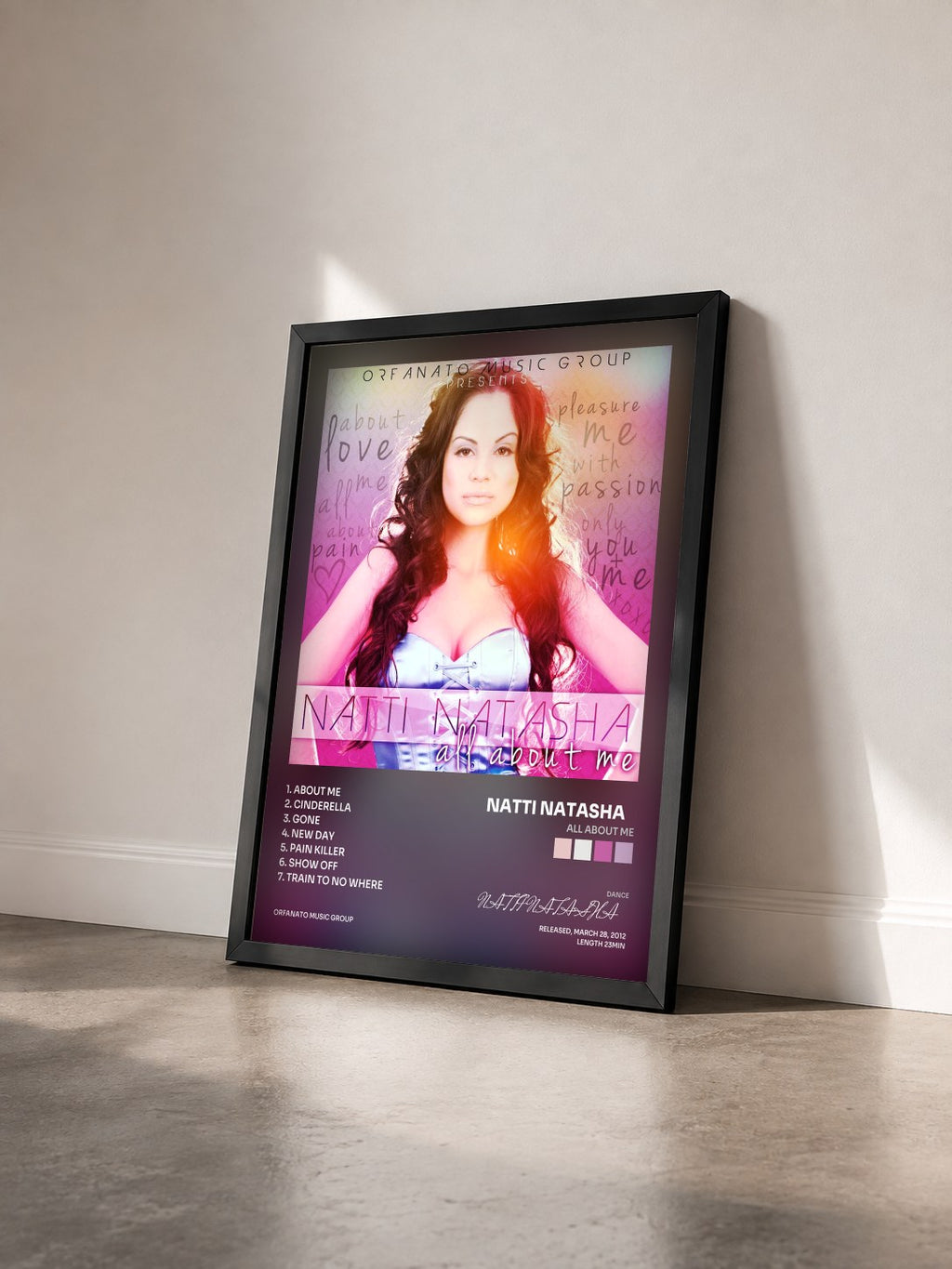 #noir Tableau de l'album All About Me de NATTI NATASHA    vu de trois quarts, cadre noir