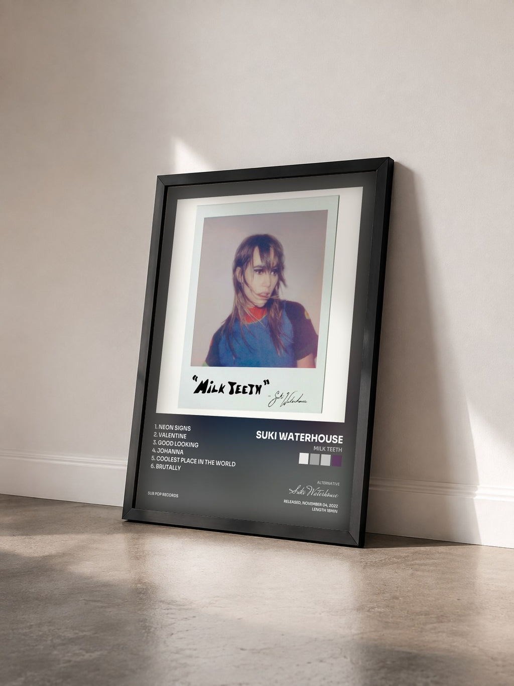 #noir Tableau de l'album Milk Teeth de Suki Waterhouse vu de trois quarts, cadre noir