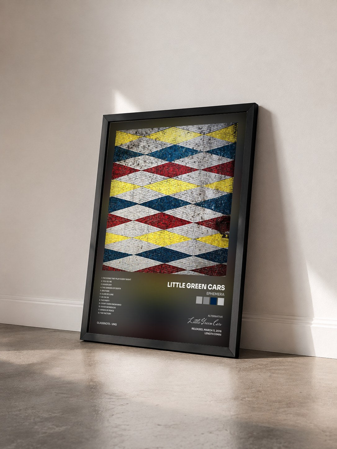 #noir Tableau de l'album Ephemera de Little Green Cars vu de trois quarts, cadre noir
