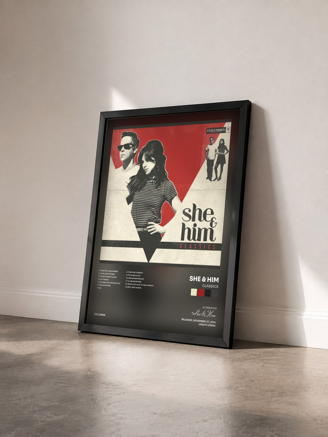 #noir Tableau de l'album Classics de She & Him vu de trois quarts, cadre noir