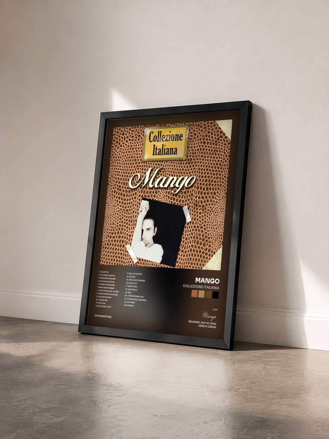 #noir Tableau de l'album Collezione Italiana de Mango vu de trois quarts, cadre noir