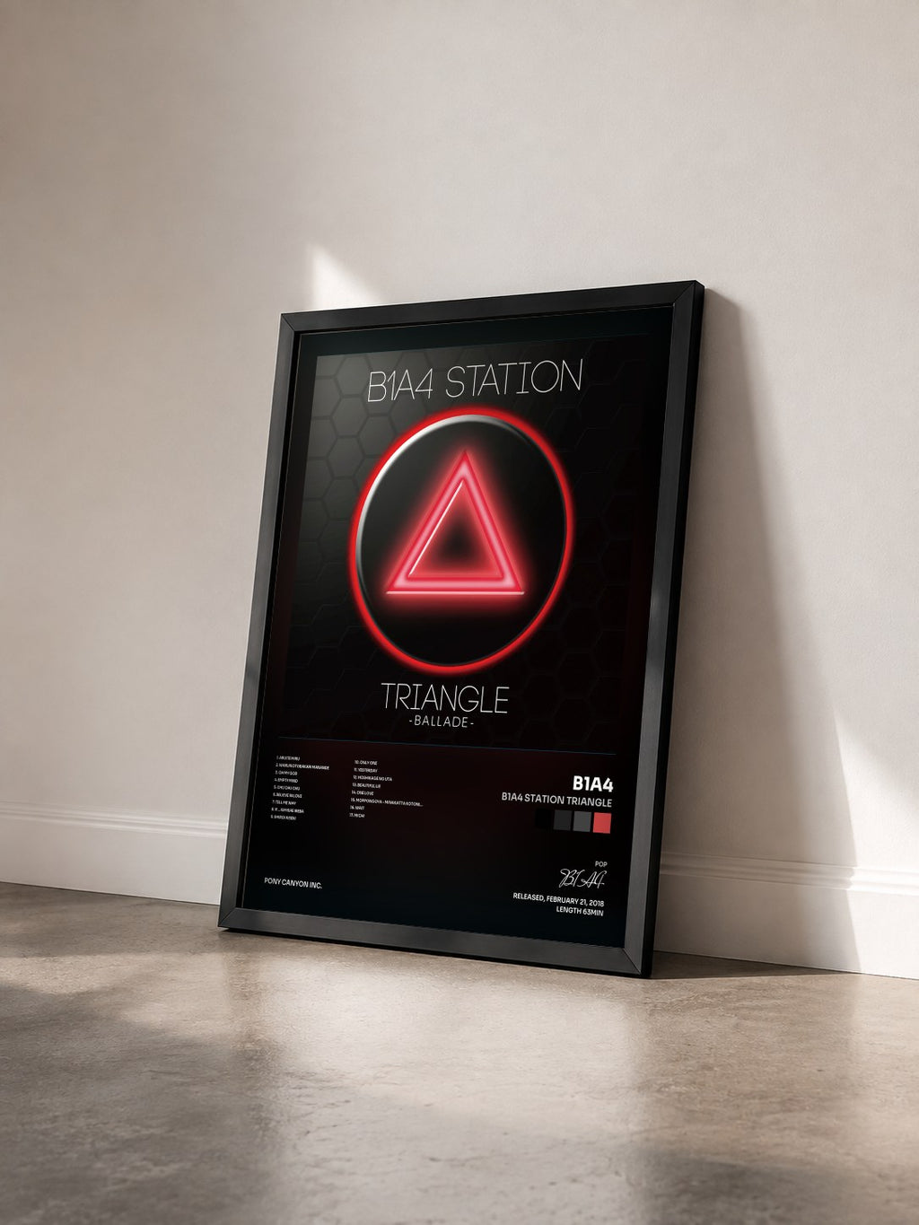 #noir Tableau de l'album B1A4 Station Triangle de B1A4 vu de trois quarts, cadre noir