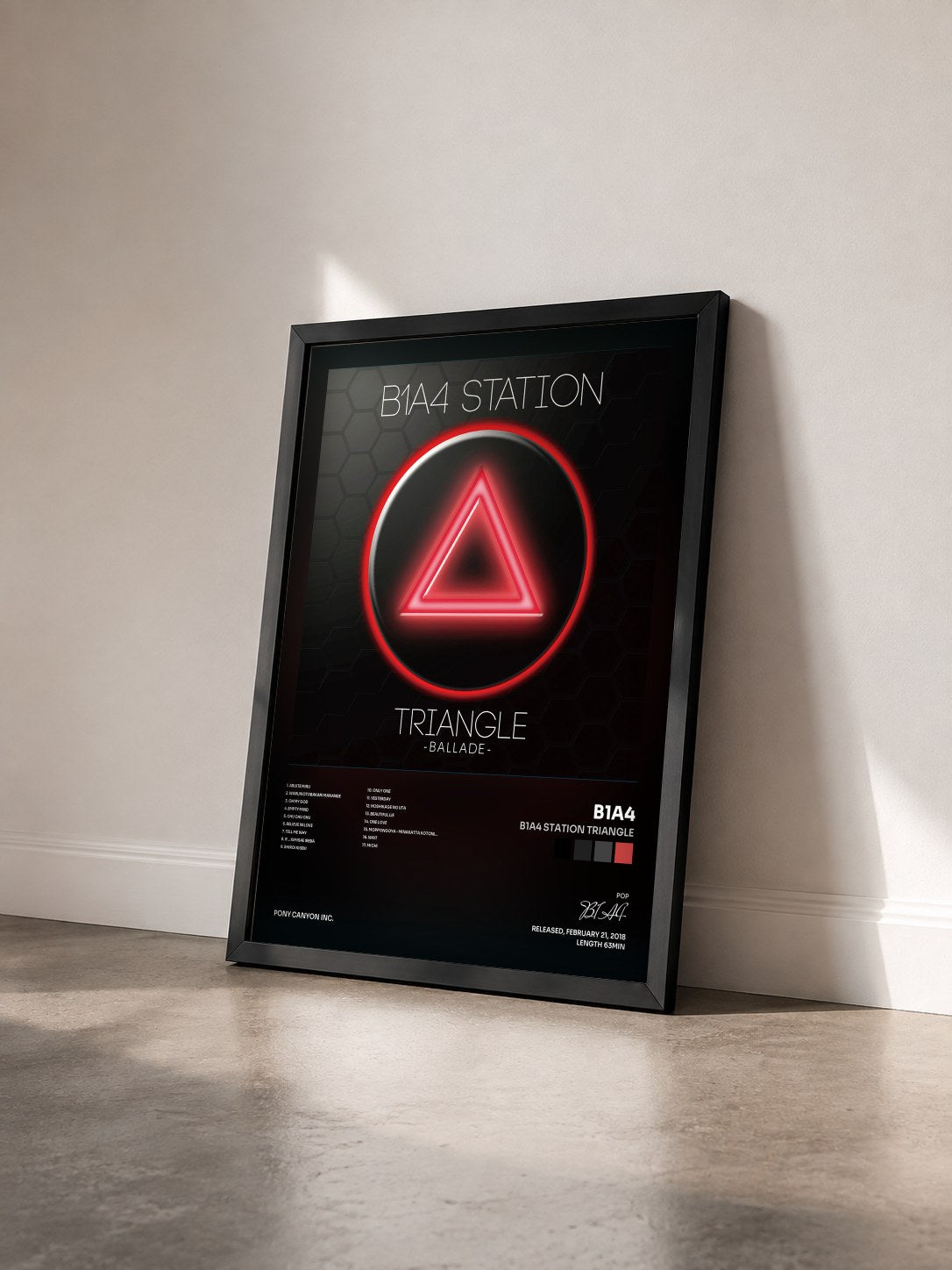 #noir Tableau de l'album B1A4 Station Triangle de B1A4 vu de trois quarts, cadre noir