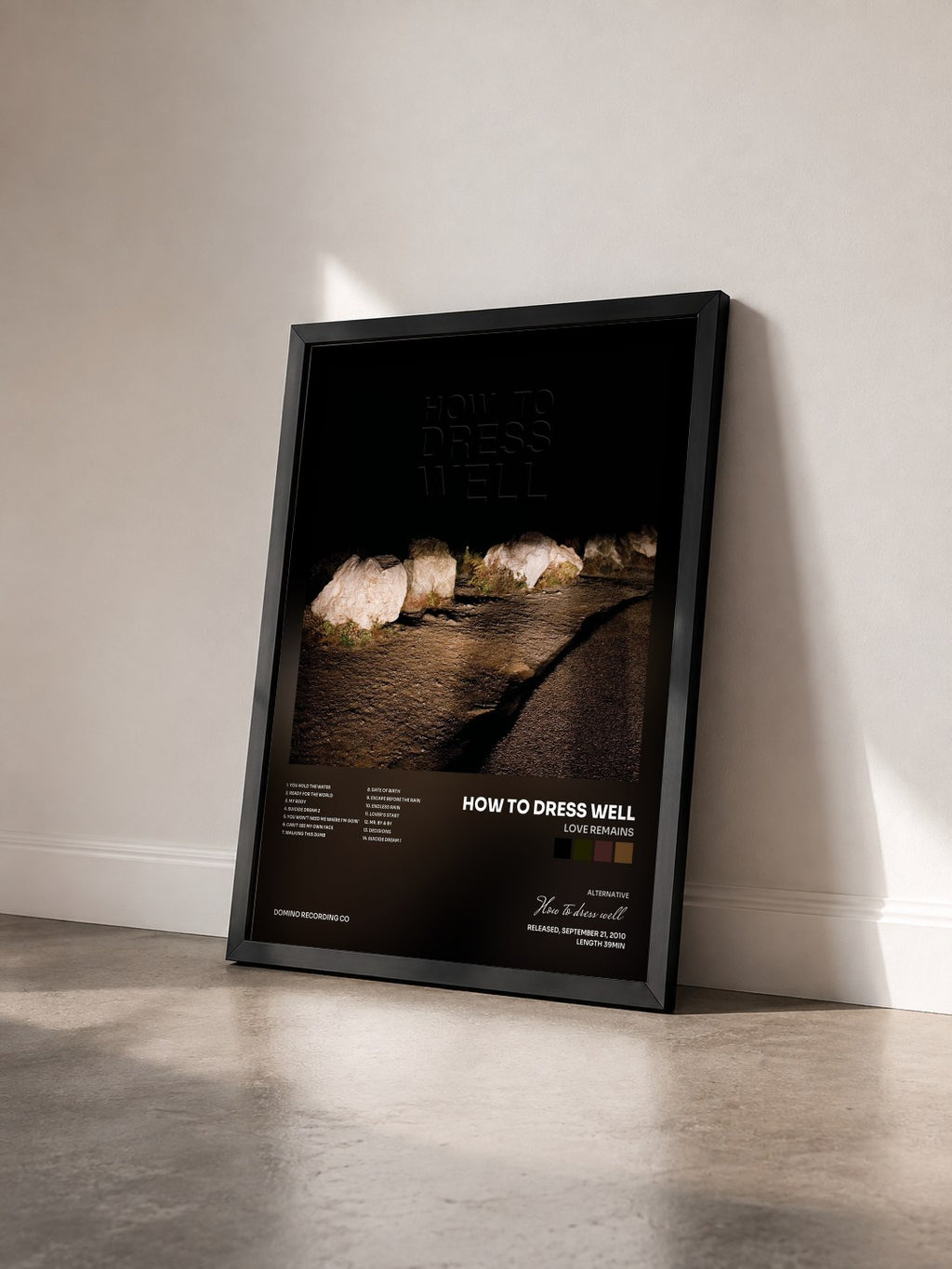 #noir Love Remains di How to dress well in stampa incorniciata vista di tre quarti, cornice nera